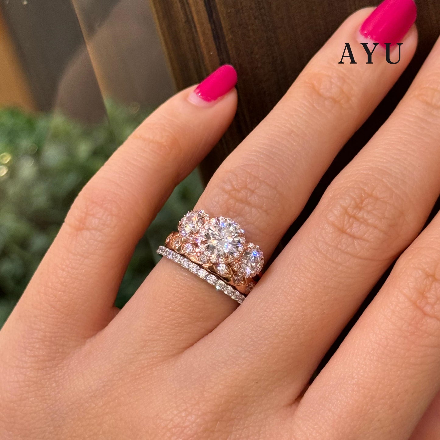 AYU Cincin Emas-Round Halo Trilogy Solitaire 17k Rose Gold