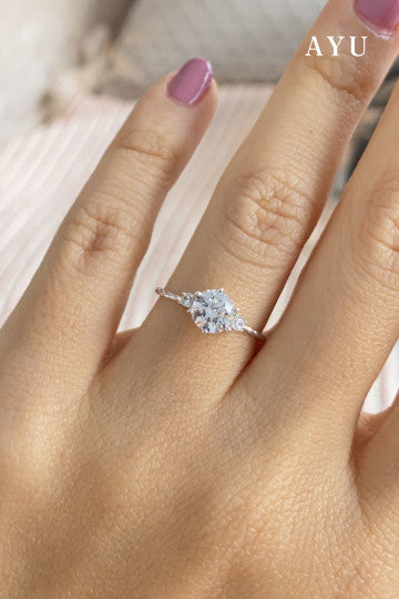 AYU Cincin Emas - 3 Stones Twist Ring 17K White Gold