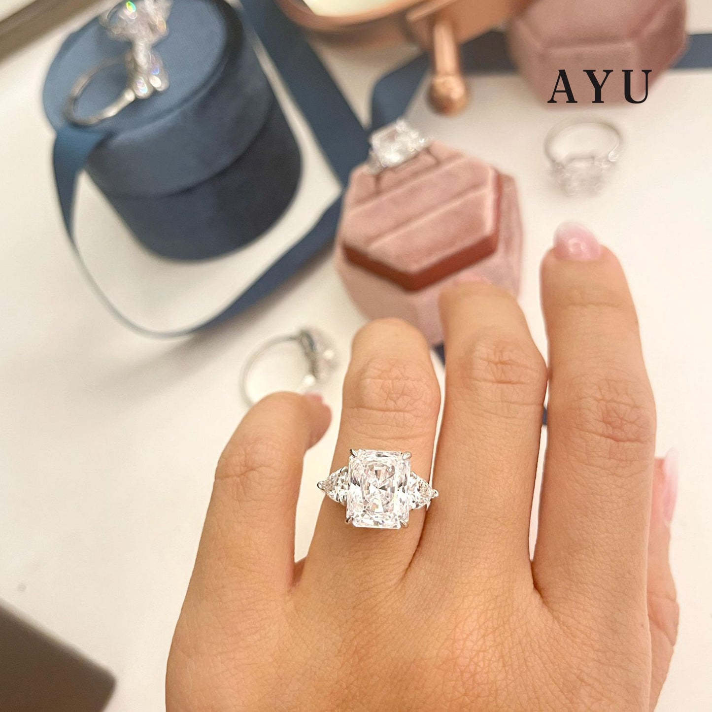 AYU GLAM EMERALD TRILOGY SOLITAIRE RING 17K WHITE GOLD