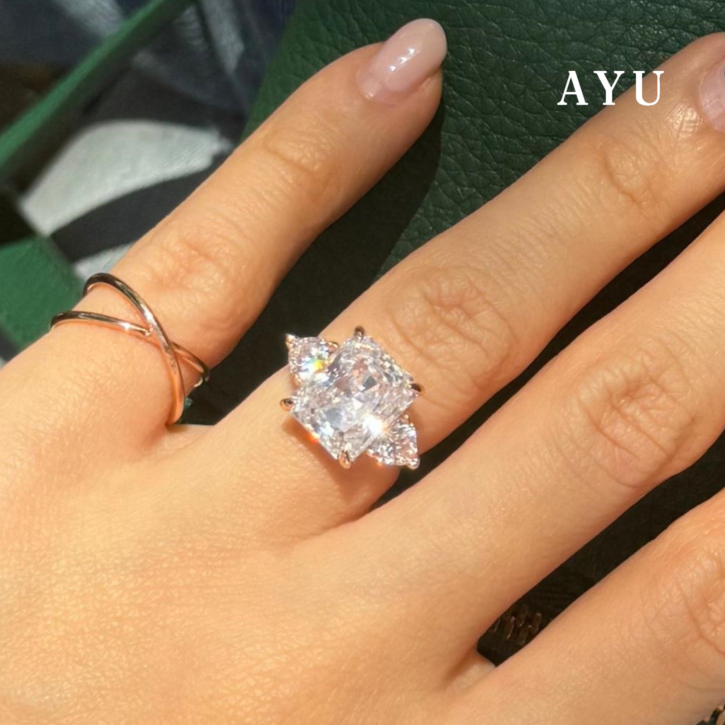 AYU Cincin Emas - Glam Emerald Trilogy Solitaire Ring 17k Rose Gold