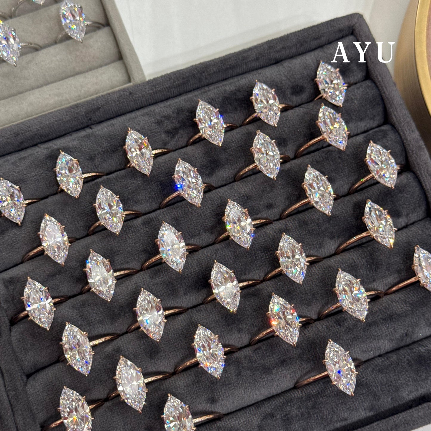 AYU Cincin Emas - The Ayu Setting In Glam Sella Cut 16k Yellow Gold