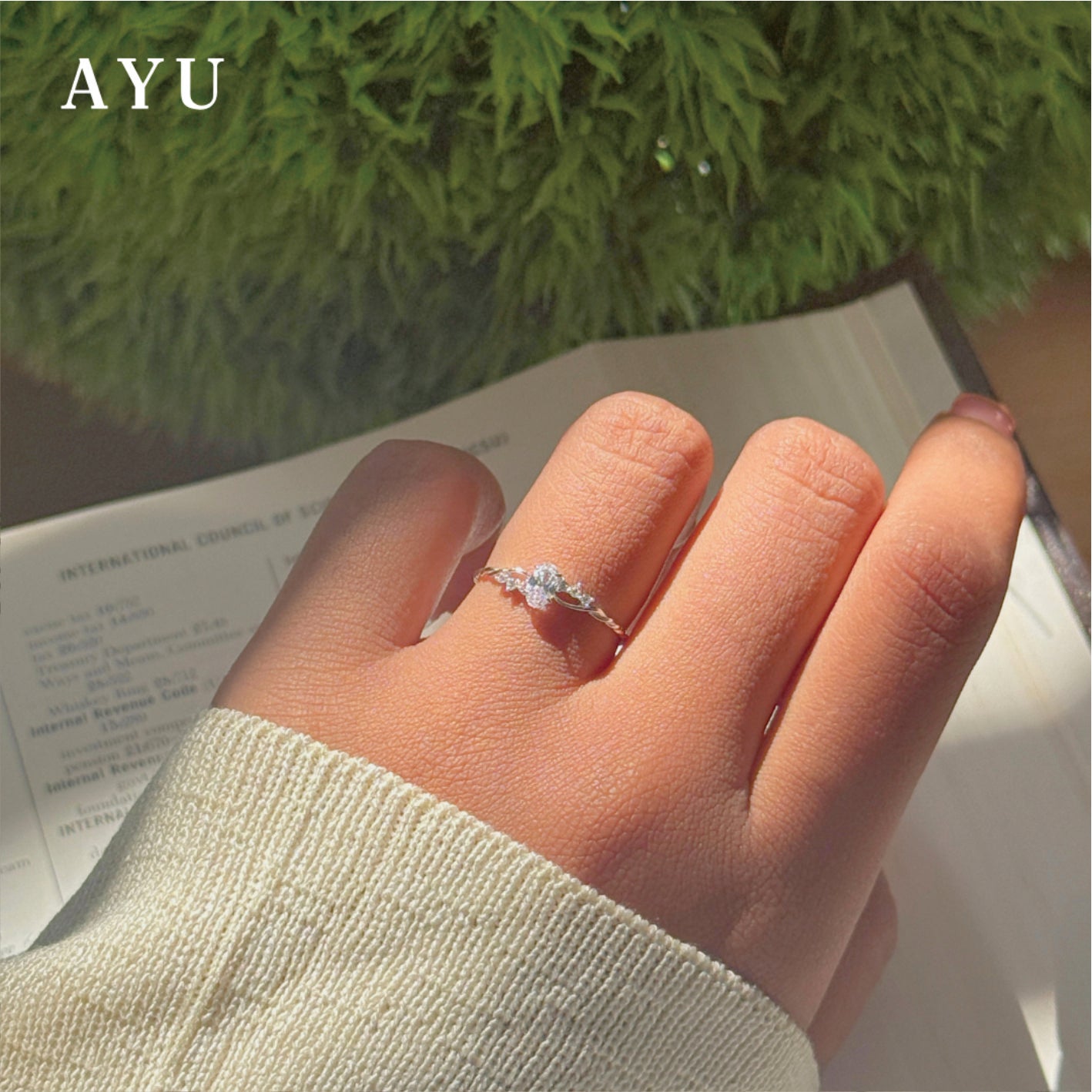AYU Cincin Emas - Twinkling Oval Twist Ring 17k White Gold