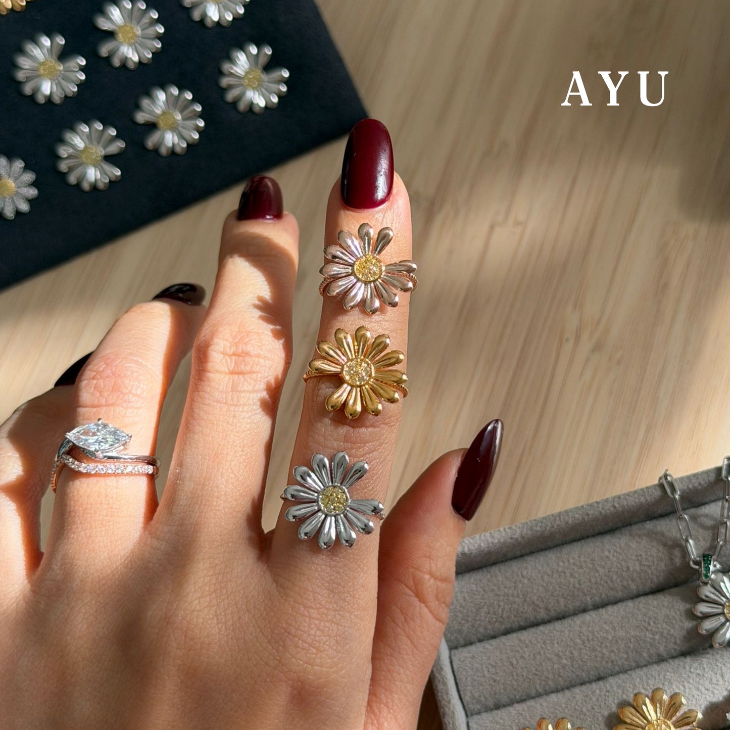 AYU Cincin Emas - Golden G Daisy Twist Ring 17k White Gold