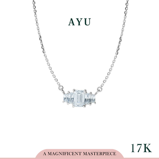 AYU Kalung Emas-Emerald Cut Solitaire With Baguette Side Stones Necklace 17k White Gold