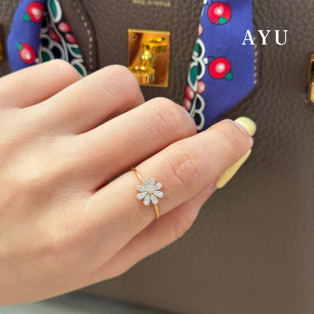 AYU Cincin Emas - Small G Daisy Ring 17k White Gold