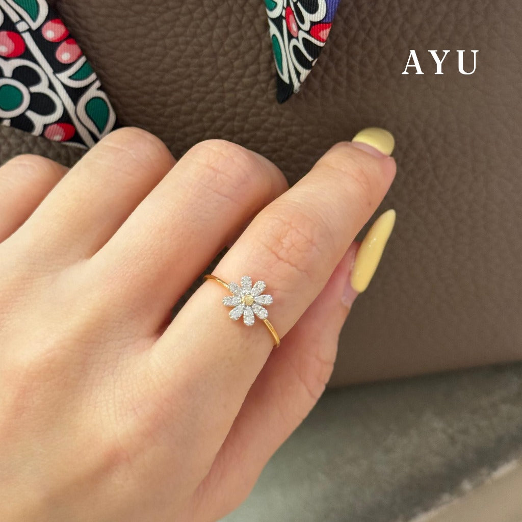 AYU Cincin Emas - Small G Daisy Ring 17k White Gold