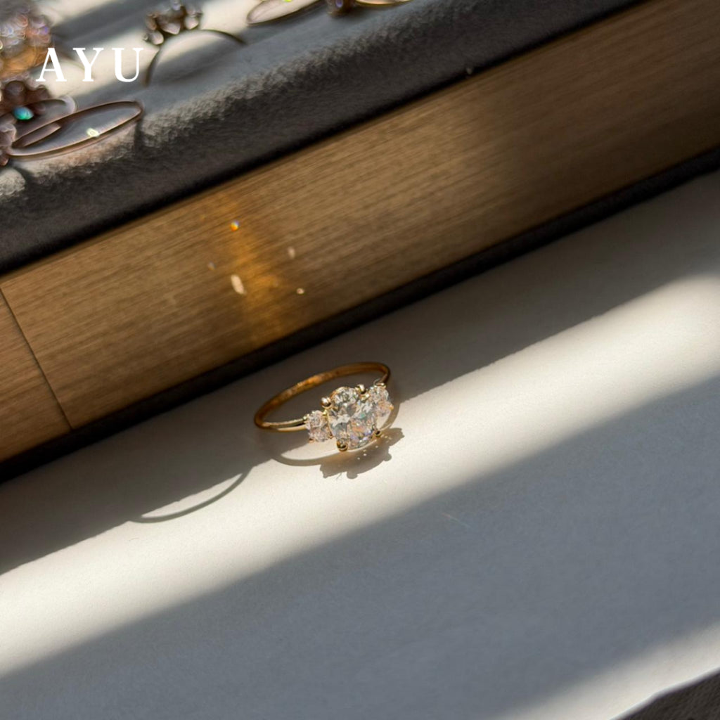AYU Cincin Emas - The Legacy Mini Oval Trilogy Solitaire 17k White Gold