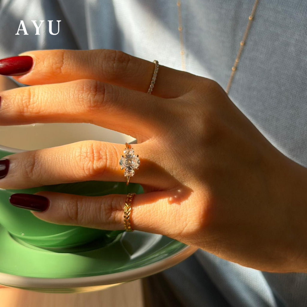 AYU Cincin Emas - The Legacy Mini Oval Trilogy Solitaire 17k White Gold