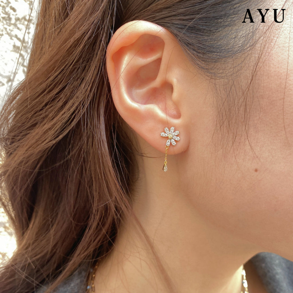 AYU Anting Emas - G Daisy Studs With Chain 16k Yellow Gold
