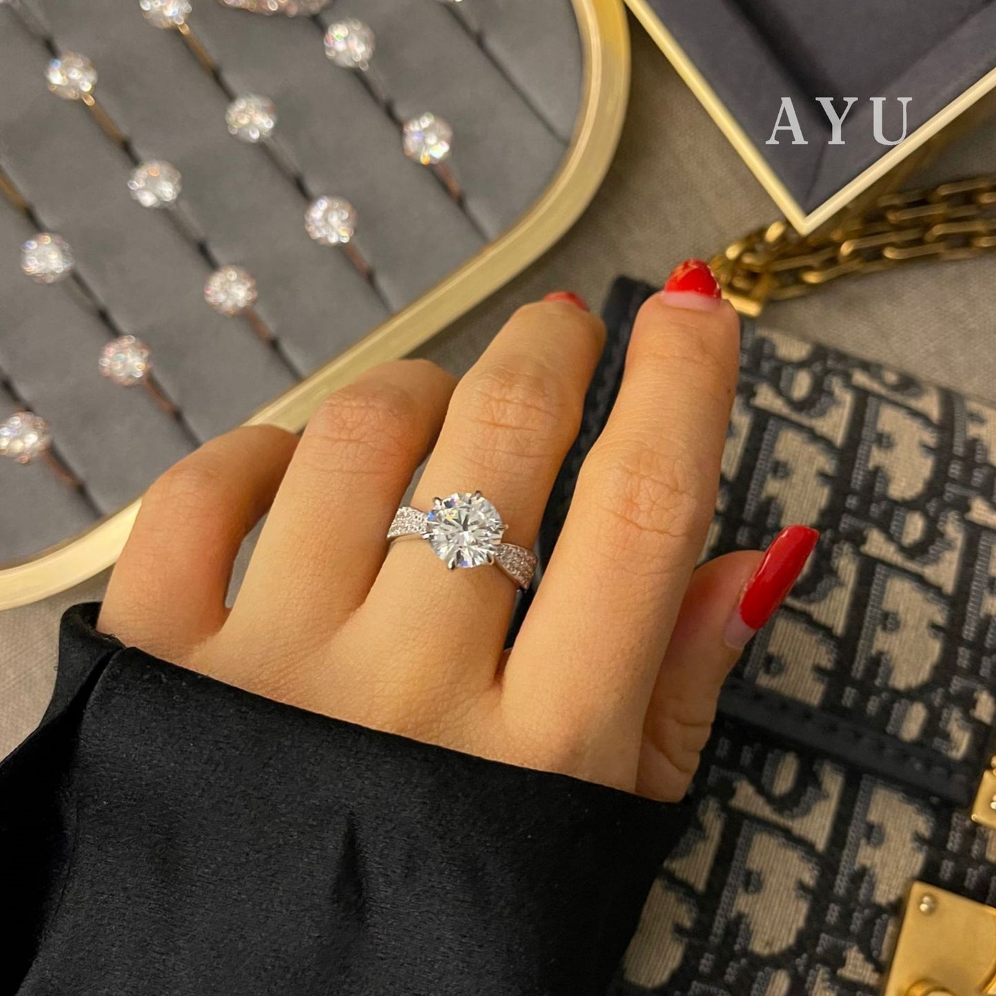 AYU Cincin Emas - Glam Gigi 6 Prong Pave Band Solitaire 17K White Gold